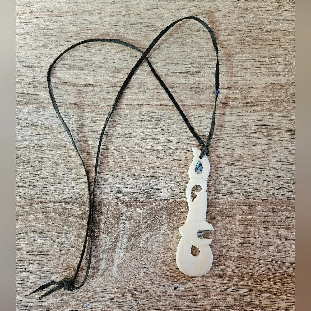 Polynesian Hand Carved Bone Fish and Abalone With Black Leather Chain - Picture 1 of 7